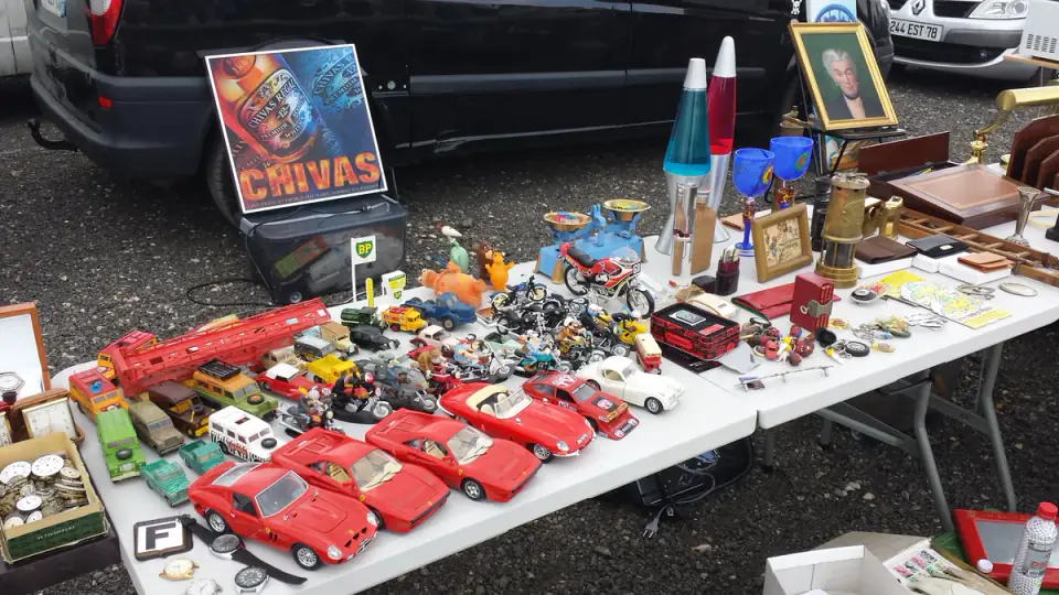 Stands et visiteurs dans les allées de la brocante