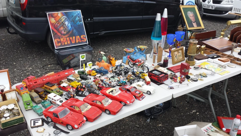 Allée de la brocante d'Ableiges sous le soleil