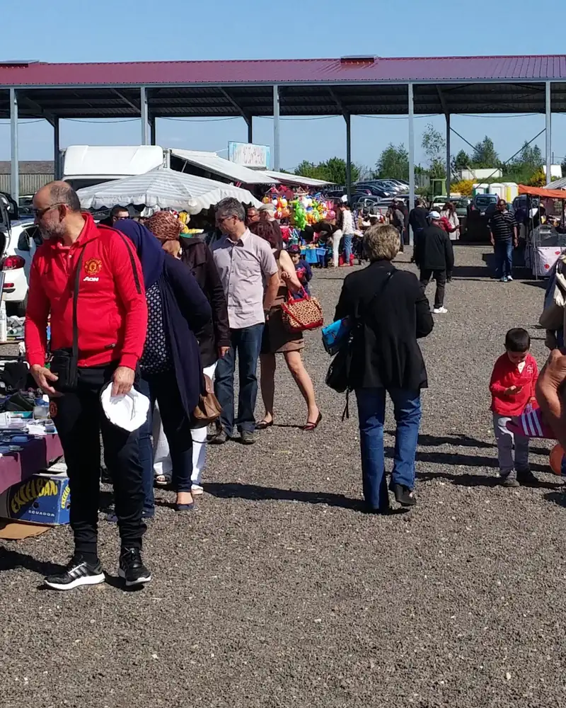 Les allées de la brocante d'Ableiges un jour d'affluence